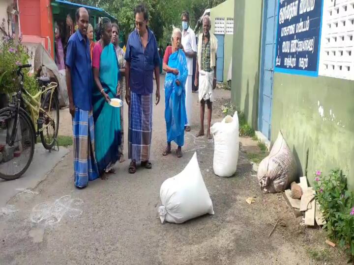 smuggling ration rice from a fair price shop near the police station in Kanchipuram பட்டப்பகலில் ரேஷன் அரசி கடத்தல்... சுற்றி வளைத்த பொதுமக்கள்... விற்பனையாளர் சஸ்பென்ட்!