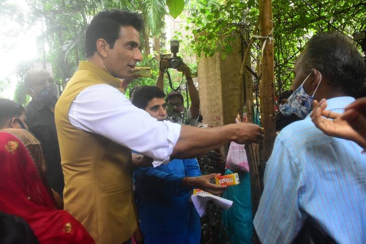 तस्वीरों में उनकी पत्नी भी साथ पूजा करती नजर आ रही हैं. वहीं पूजा के बाद सोनू सूद ने घर के बाहर इक्ठ्ठा लोगों को खुद प्रसाद भी बांटा.