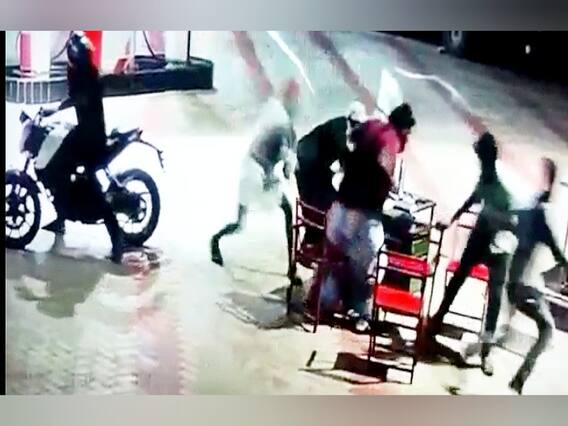 ராமநாதபுரம்: கீழக்கரையில் பெட்ரோல் பங்கில் அரிவாளை காட்டி 1.70 லட்சம் கொள்ளை