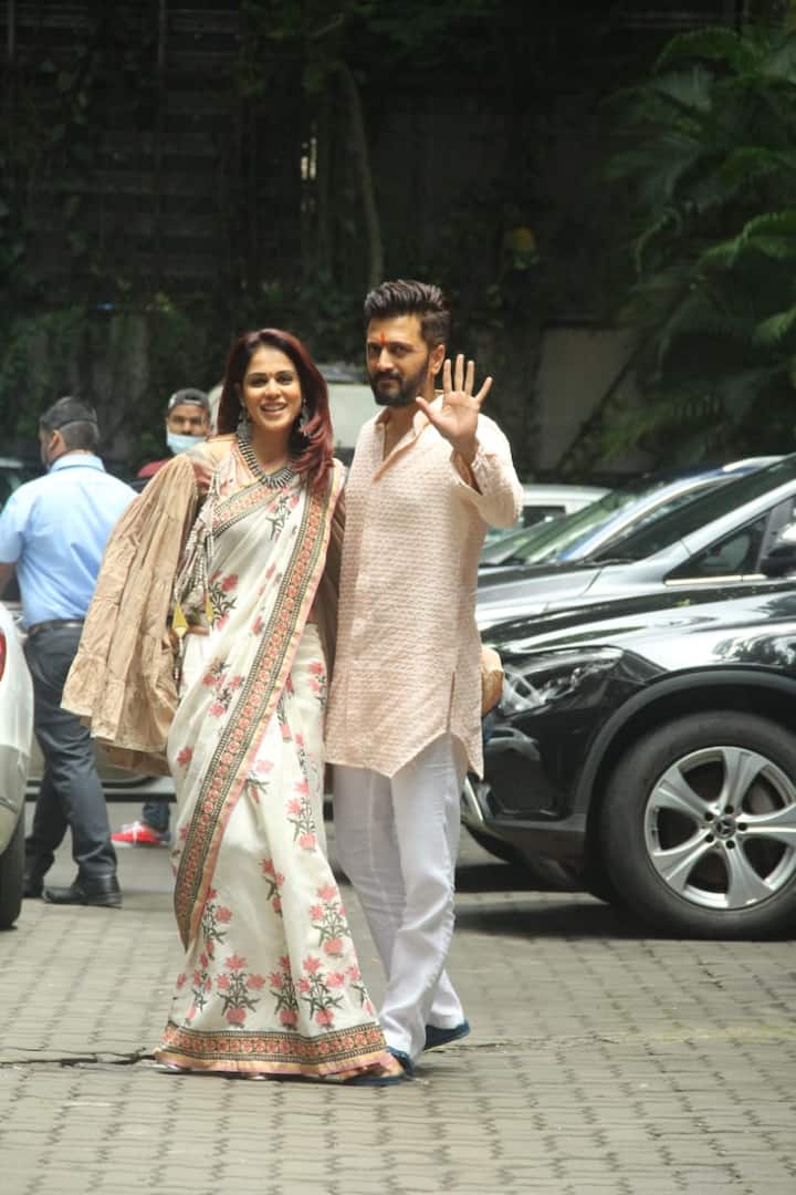 Genelia looked stunning as ever in a saree while her hubby Riteish wore a kurta and pajama. The couple complimented each other in traditional outfits. (PIC Credit: Manav Manglani)