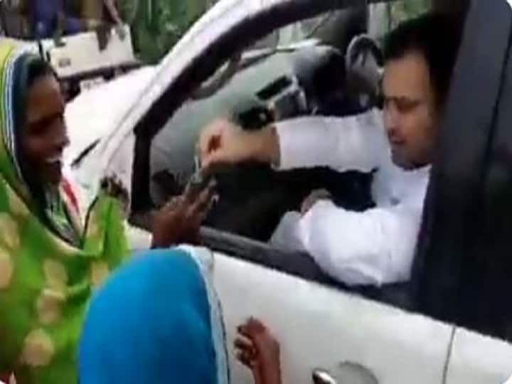 तेजस्वी यादव का महिलाओं को नोट बांटने का वीडियो वायरल, JDU ने कहा- देना है तो गरीबों को जमीन दो