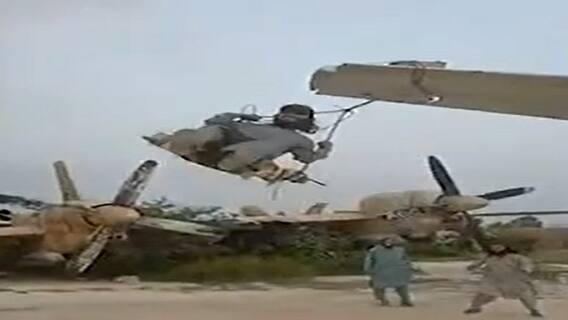 અફઘાનિસ્તાનમાં અમેરિકાના વિમાનો સાથે દોરડા બાંધી હિંચકા ખાઇ રહ્યા છે તાલિબાન, વીડિયો વાયરલ