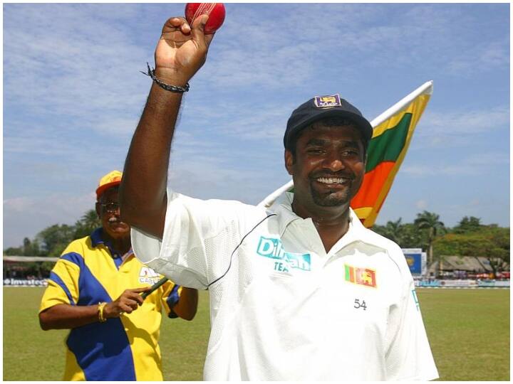 Muttiah Muralitharan: टेस्ट क्रिकेट में सबसे ज्यादा विकेट लेने का रिकॉर्ड श्रीलंका के पूर्व दिग्गज स्पिनर मुथैया मुरलीधरन के नाम है. मुरली ने 133 टेस्ट में 800 विकेट लिए. अपने टेस्ट करियर में मुरली ने टेस्ट की एक पारी में 67 बार पांच या उससे ज्यादा विकेट लिए हैं. वह टेस्ट की एक पारी में सबसे ज्यादा बार पांच विकेट लेने वाले गेंदबाज़ भी हैं. (फोटो सोशल मीडिया)
