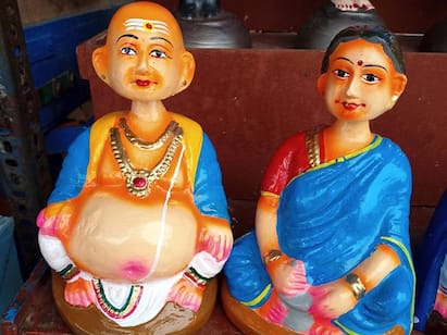 Thanjavur head shaking toy makers livelihood bath due to corona கொரோனாவால் ஆட்டம் காணும் தஞ்சாவூர் தலையாட்டி பொம்மை தொழில்...!