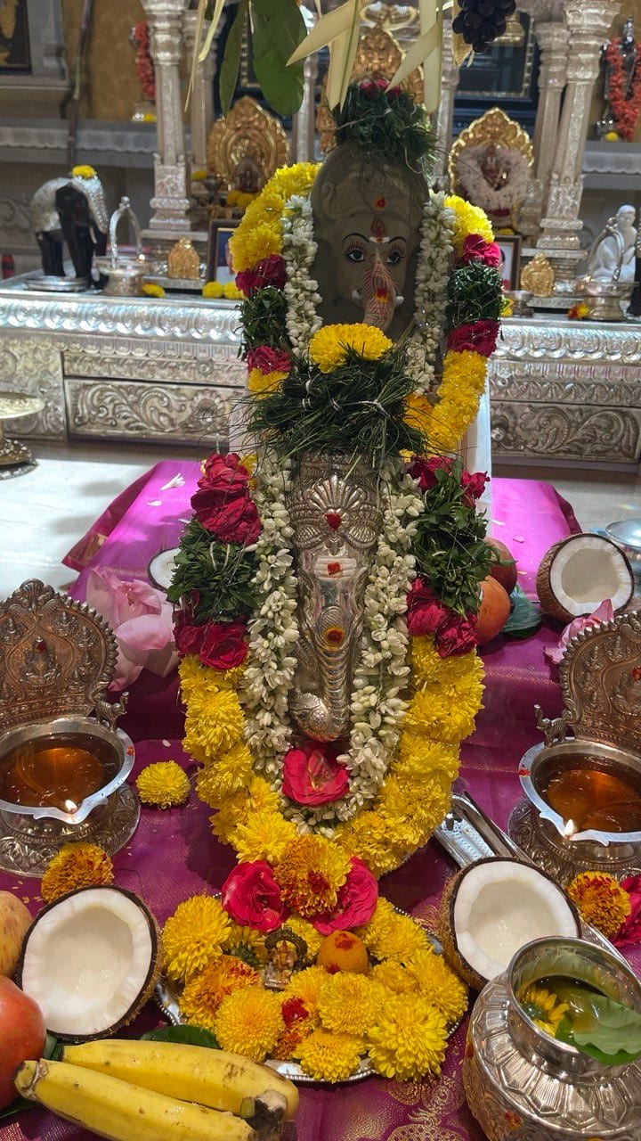 వినాయక చవితి సందర్భంగా చిరు ట్విట్టర్ వేదికగా అందరికీ శుభాకాంక్షలు తెలిపారు.