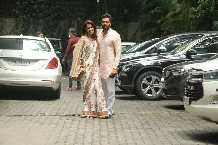 Several Bollywood celebs including Shilpa Shetty, Sohail Khan are celebrating the festival of Ganesh Chaturthi with fervour and enthusiasm. Riteish Deshmukh and Genelia D’Souza were spotted by the paparazzi outside Sohail Khan’s house on Friday (September 10). They arrived at Khan’s residence to seek blessings from Lord Ganesha. (PIC Credit: Manav Manglani)