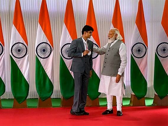 पीएम मोदी ने टोक्यो पैरालंपिक खिलाड़ियों से की मुलाकात, नोएडा के डीएम बोले- हमारा मनोबल बढ़ा पीएम मोदी ने टोक्यो पैरालंपिक खिलाड़ियों से की मुलाकात, नोएडा के डीएम बोले- हमारा मनोबल बढ़ा