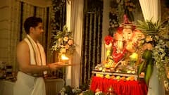 Jeetendra के घर आए बाप्पा, गणपति की भक्ति में डूबा दिखा जीतेंद्र का परिवार