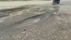 सड़क में गड्ढा.. या गड्ढे में सड़क ! UP को कब मिलेगी इनसे मुक्ति? | Mudde Ki Baat