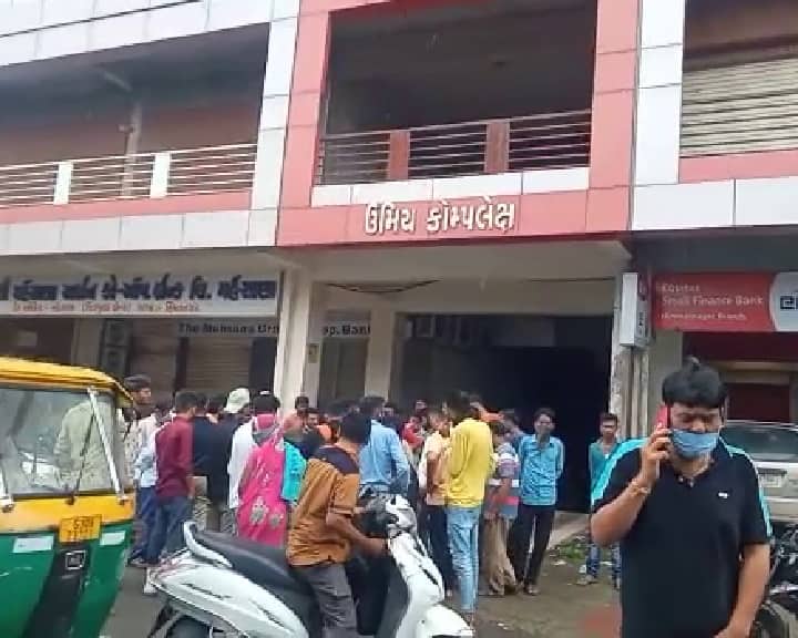 A youngster suicide in Himatnagar after jump from complex Himatnagar : કોમ્પલેક્સના ધાબા પરથી યુવકે લગાવી મોતની છલાંગ, લોકોના ટોળેટોળા ઉમટ્યા