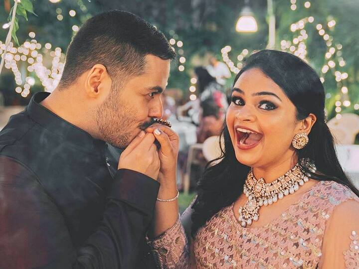 (Photo Courtesy : Instagram) లేడీ కమెడియన్ విద్యుల్లేఖ రామన్ తన బాయ్ ఫ్రెండ్, న్యూట్రిషన్ నిపుణుడు సంజయ్ ను వివాహం చేసుకున్నారు.