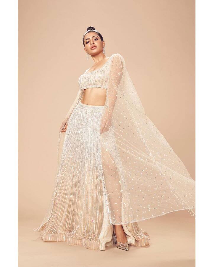 तलाक की अफवाहों के बीच सामंथा ने सोशल मीडिया पर अपनी लेटेस्ट तस्वीरें शेयर की हैं जो कि काफी तेजी से वायरल हो रही हैं.