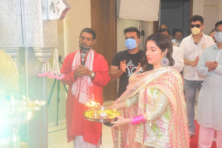 दिव्या के लुक की बात करें तो इस दौरान उन्होंने गोटा पट्टी वाला सूट और हैवी झुमके पहने हुए थे. (Photo Credit: Manav Manglani)