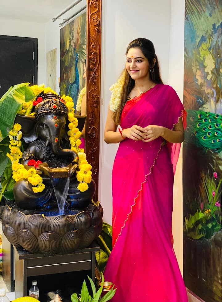 எதிர் பார்க்கல உன் நிழலும் என் நிழலும் ஒட்டி கொண்டு போகுதடி