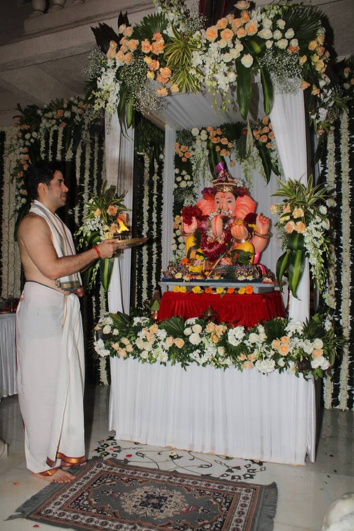 तुषार कपूर भी गणपति को घर लेकर आए, उनकी स्थापना की और पूरी विधि विधान से उनकी पूजा करते वो तस्वीरों में दिखाई दे रहे हैं.