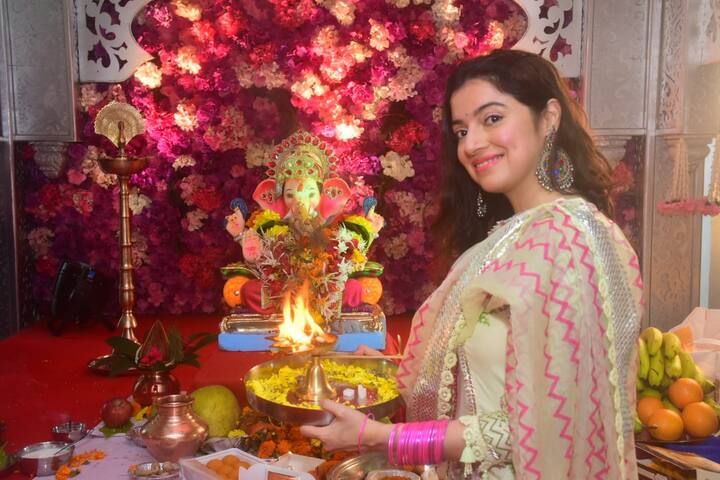 दिव्या खोसला कुमार के साथ उनके पति और टी सीरीज के मालिक भूषण कुमार भी दिखे. वहीं ऑफिस का पूरा स्टाफ भी इस मौके पर मौजूद था.