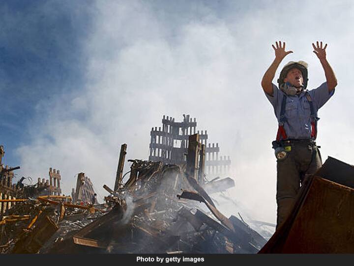 11 सप्टेंबर 2001 रोजी अल कायदा या दहशतवादी गटाने केलेल्या हल्ल्यात न्यूयॉर्कमधील ट्विन टॉवर म्हणून प्रसिद्ध असलेल्या वर्ल्ड ट्रेड सेंटरच्या दोन गगनचुंबी इमारती, ज्या अमेरिकेच्या वैभवाची साक्ष होत्या, त्या पत्त्याच्या बंगल्याप्रमाणे कोसळल्या. (photo by getty images)