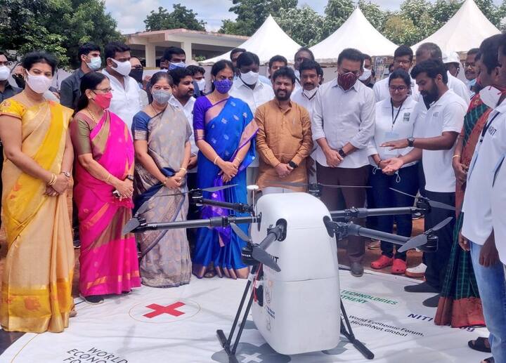 మారుత్ డ్రోన్ టెక్, అల్ఫా డిజిటల్ టెక్ కంపెనీలు సంయుక్తంగా తయారు చేసిన హెవీ పేలోడ్ డ్రోన్లను మందుల సరఫరాకు వాడుతున్నారు. (Photo Credit: KTR/Twitter)