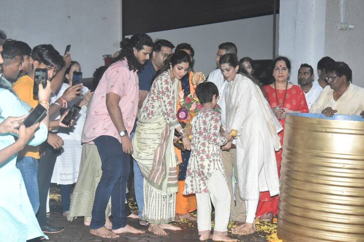 The actress brought home her Ganpati idol on Wednesday (September 8) ahead of Ganesh Chaturthi. She chanted 'Ganpati Bappa Morya' while taking the idol to her residence. (Image courtesy – Manav Manglani)
