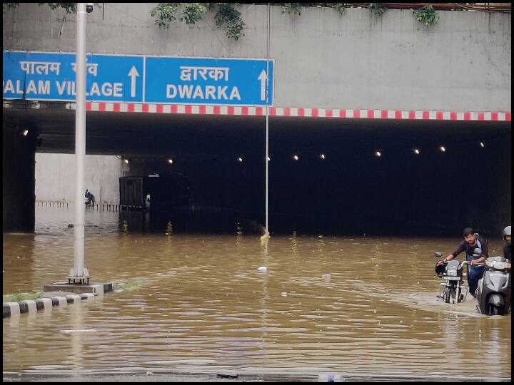 दिल्ली में 13 जुलाई तक मॉनसून पूरी तरह रंग में आया. इस लिहाज से इस बार मॉनसून के पूरी तरह फैलने में देरी ने 19 साल पुराना रिकॉर्ड तोड़ दिया. जुलाई में दिल्ली में 16 वर्षा दिवस रिकॉर्ड किये गए, जो बीते चार साल में सर्वाधिक है. अगस्त में दिल्ली में मात्र दस दिन वर्षा हुई जो सात साल में सबसे कम थी. (तस्वीर: पीटीआई)