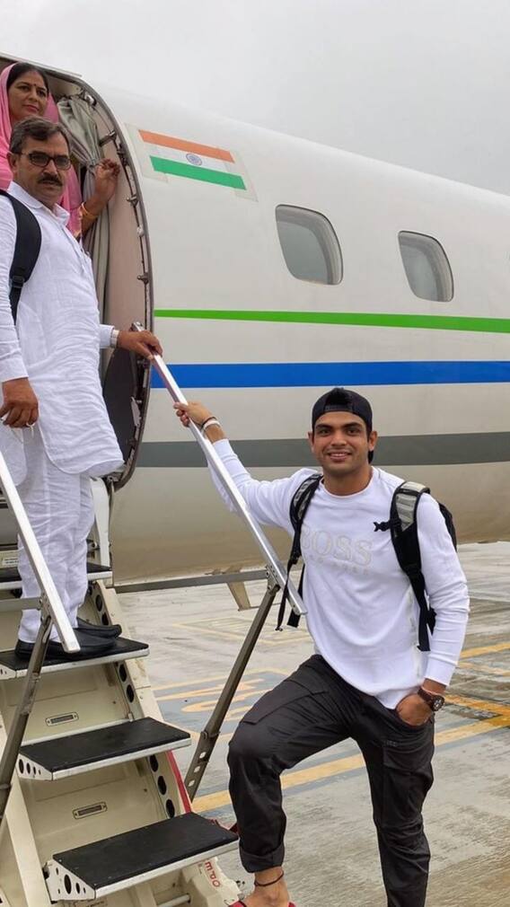 বাবা-মাকে নিয়ে প্লেনে, স্বপ্ন পূরণের দিন নীরজের