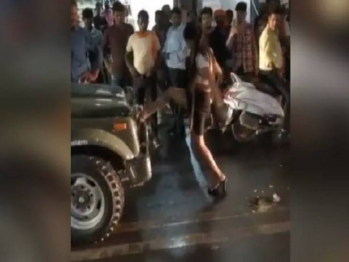Drunk Model Blocks Army Vehicle, Vandalises It In The Middle Of A Busy Street In Gwalior நடுரோட்டில் குடி போதையில் ராணுவ அதிகாரியுடன் தகராறு செய்த மாடல் அழகி