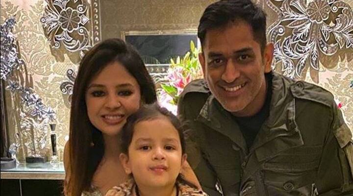 धोनी और साक्षी की एक पांच साल की बेटी है, जिसका नाम जीवा है. साक्षी अक्सर अपनी बेटी के साथ सोशल मीडिया पर तस्वीरें और वीडियोज शेयर करती रहती हैं.