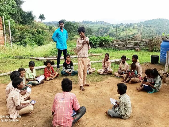 Street classrooms for the education of tribal students in Erode district பழங்குடியின மாணவர்கள் கல்விக்காக வீதி வகுப்பறைகள் ; கல்வி சுடரேற்றும் சுடர் அமைப்பின் அசத்தல் முயற்சி..!