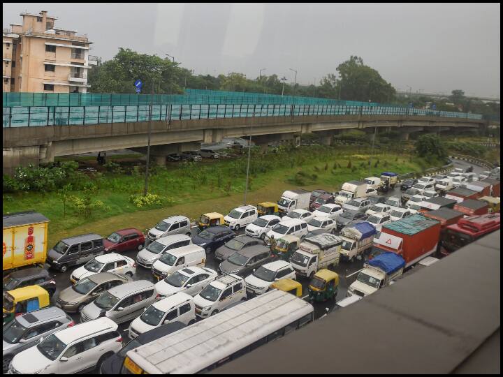 दिल्ली में शनिवार सुबह भारी बारिश के कारण हवाईअड्डे के प्रांगण में जलभराव हो गया, तीन उड़ानों को रद्द कर दिया गया और पांच विमानों का मार्ग परिवर्तित कर जयपुर और अहमदाबाद कर दिया गया. शहर के अन्य हिस्सों में भी जलभराव की खबरें आई. (तस्वीर: पीटीआई)