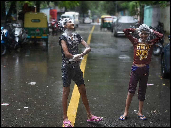 दिल्ली में इस मानसून के मौसम में अब तक सात बार भारी बारिश हुई है जो एक दशक में सबसे अधिक है और शहर में दर्ज की गई वर्षा का 60 प्रतिशत से ज्यादा पानी इन्हीं दिनों में बरसा है. भारत मौसम विज्ञान विभाग (आईएमडी) के आंकड़ों से यह जानकारी मिली है. विशेषज्ञों का कहना है कि देश के कई हिस्सों में भारी बारिश की घटनाओं में वृद्धि का सीधा संबंध जलवायु परिवर्तन से है. (तस्वीर: पीटीआई)