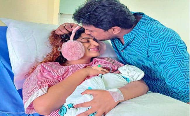 Serial Actress Sameera blessed with a baby boy Actress Sameera : మగబిడ్డకు జన్మనిచ్చిన టీవీ నటి.. ఫోటో వైరల్..