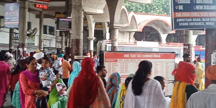 ਸਵਾਰੀਆਂ ਨੇ ਕਿਹਾ ਕਿ ਸਰਕਾਰ ਨੂੰ ਇਨ੍ਹਾਂ ਦੀਆਂ ਮੰਗਾਂ ਮੰਨ ਲੈਣੀਆਂ ਚਾਹੀਦੀਆਂ ਹਨ ਤਾਂ ਜੋ ਹੜਤਾਲ ਖ਼ਤਮ ਹੋ ਜਾਵੇ ਅਤੇ ਲੋਕਾਂ ਨੂੰ ਪਰੇਸ਼ਾਨੀ ਨਾ ਚੁੱਕਣੀ ਪਵੇ।