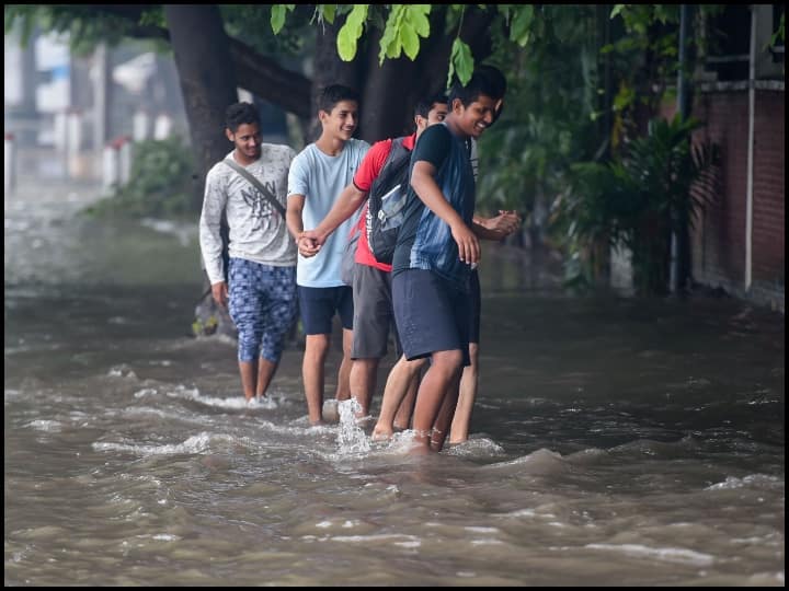 सितंबर 2017 में दो बार इतनी भारी बारिश दर्ज हुई थी. एक निजी पूर्वानुमान एजेंसी 'स्काईमेट वेदर' के अध्यक्ष (मौसम विज्ञान) जी पी शर्मा ने दिल्ली में इस सितंबर में रिकॉर्ड तोड़ बारिश के दो कारण बताए. उन्होंने कहा कि मानसून की देरी से वापसी और उसके निम्न दबाव प्रणाली का जल्दी बनना इसकी वजह हो सकते हैं. (तस्वीर: पीटीआई)