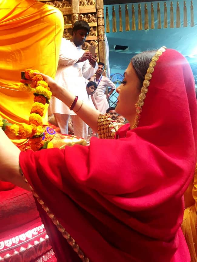 भगवान गणेश के चरणो में फूल माला अर्पित करती ऐश्वर्या राय बच्चन.