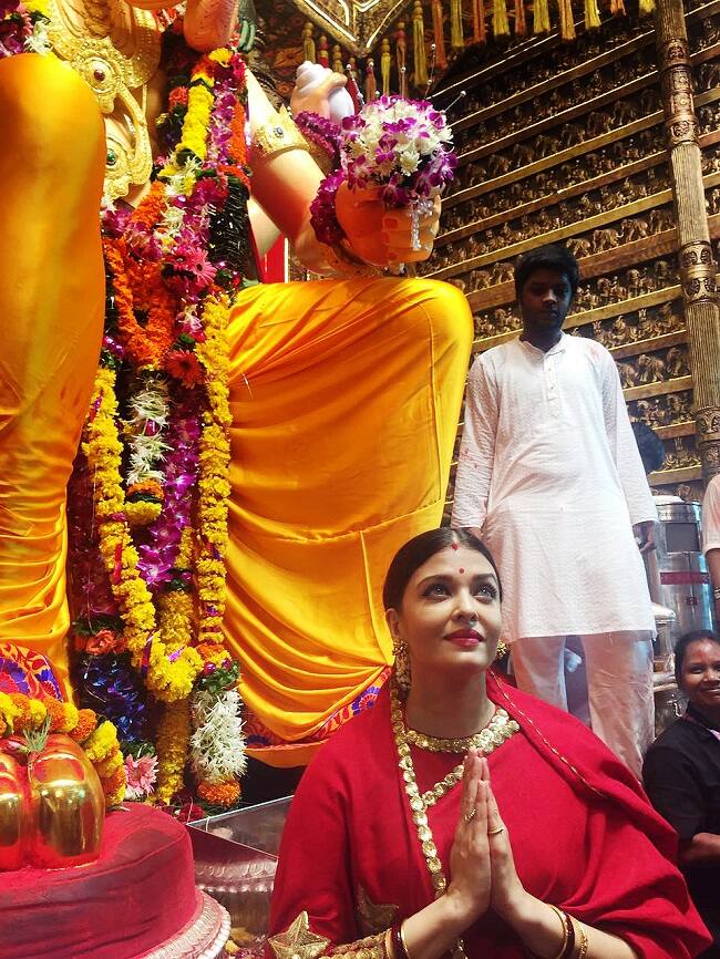 इस बार भी फैंस को ऐश्वर्या की गणेश उत्सव की तस्वीरों का खूब इंतजार है.