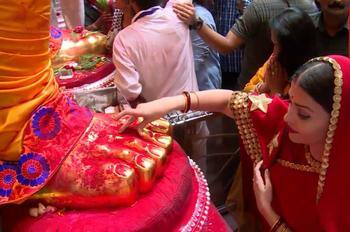 ऐश्वर्या की भगवान में गहरी आस्था है. इस दौरान लालबाग के राजा के दर्शन करने पहुंची ऐश्वर्या ने उनके पैरों से सिंदूर लेकर अपनी मांग में भरा और बप्पा का आशीर्वाद लिया था.