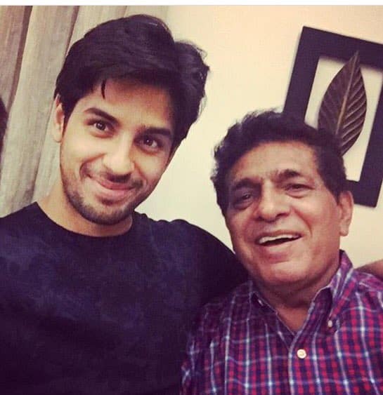 Sidharth Malhotra – Sunil Malhotra- सिद्धार्थ मल्होत्रा ​​के पिता सुनील मल्होत्रा ​​पेशे से एक मर्चेंट नेवी ऑफिसर थे. वो हर कदम पर अपने बेटे को सपोर्ट करते हैं.