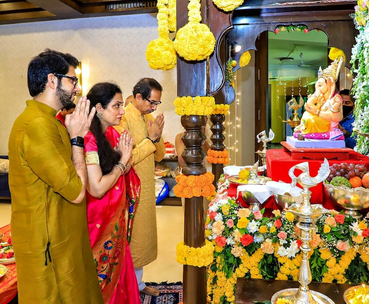 ठाकरे ने लोगों से अनुरोध किया है कि वे कोरोना वायरस संक्रमण के खिलाफ सख्ती से अभियान चलाएं और भगवान गणेश से सभी बुराइयों को नष्ट करने की प्रार्थना की है.