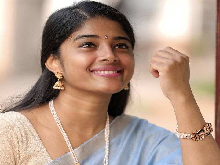 உள்ளம் கொள்ளை அடிப்பதும் ஏன் துள்ளி துள்ளி வரும் நடையில் மனம் மெல்ல துடிப்பதும் ஏன்?