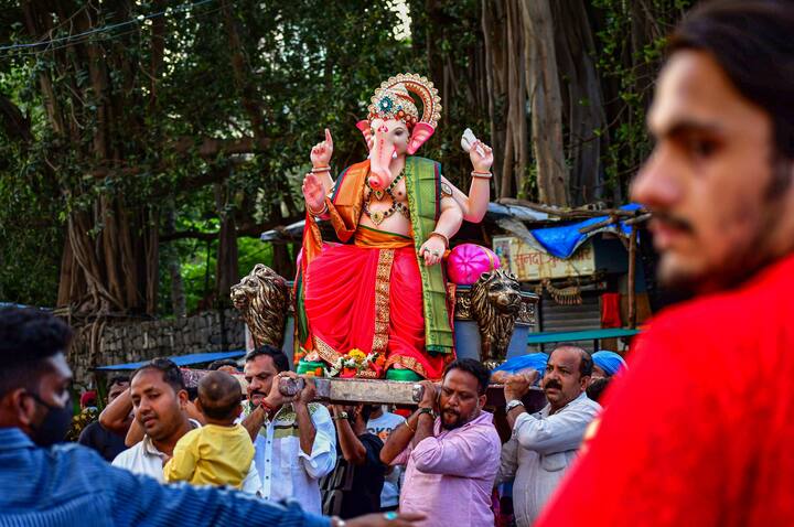मुख्यमंत्री उद्धव ठाकरे ने स्पष्ट रूप से कहा कि लोगों का स्वास्थ्य किसी भी उत्सव से ज्यादा जरूरी है.