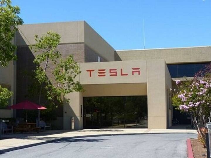 सरकार ने टेस्ला से कहा, पहले भारत में विनिर्माण शुरू करे, कर रियायत पर फिर होगा विचार- सूत्र