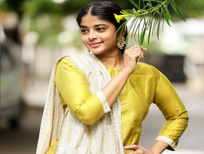 உந்தன் செல்ல மொழியினிலே உள்ளம் கொள்ளை அடிப்பதும் ஏன்
