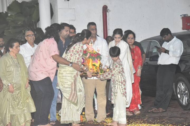 Shilpa Shetty celebrated the festival of Ganesh Chaturthi with full enthusiasm and fervour. She also treated her fans with some adorable pictures from the celebrations. (Image courtesy – Manav Manglani)