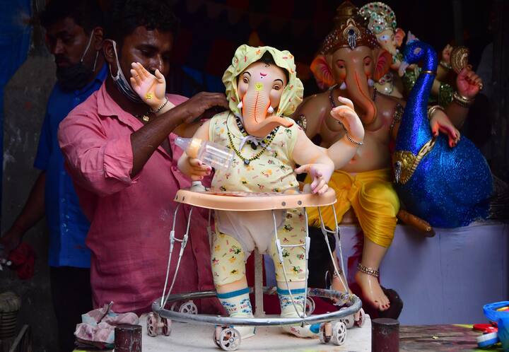 कोविड पाबंदियों के कारण इस साल महाराष्ट्र में गणेश उत्सव की धूम नहीं दिख रही.