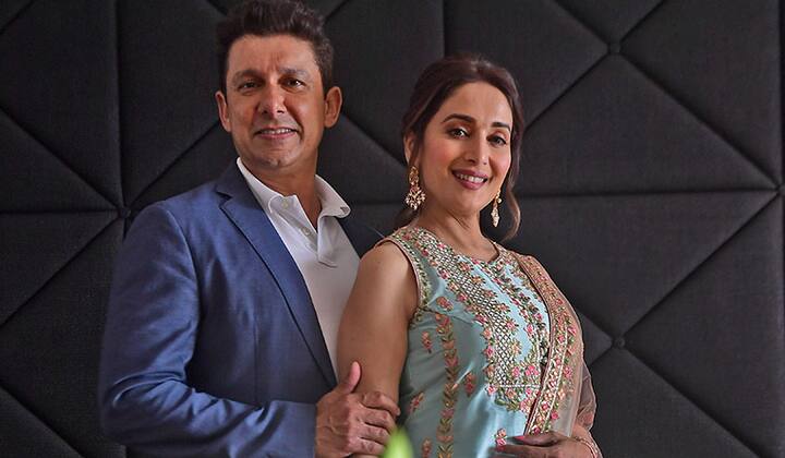 Madhuri Dixit and Shriram Nene: साल 1999 में माधुरी दीक्षित ने डॉ श्रीराम नेने के साथ सात फेरे लिए थे.  धक-धक गर्ल ने शादी के बाद फिल्मों से ब्रेक लेकर लाखों दिल तोड़े. शादी के बाद, माधुरी अपने पति के साथ अमेरिका के डेनवर में बस गई, जो एक कार्डियोवस्कुलर सर्जन है. हालांकि, अब वो मुंबई में ही अपने परिवार के साथ रहती हैं.