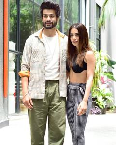 Radhika Madan Photos: ब्लैक टॉप पहनने पर बुरी तरह ट्रोल हुईं राधिका मदान, Netizens को नहीं पसंद आया ये लुक