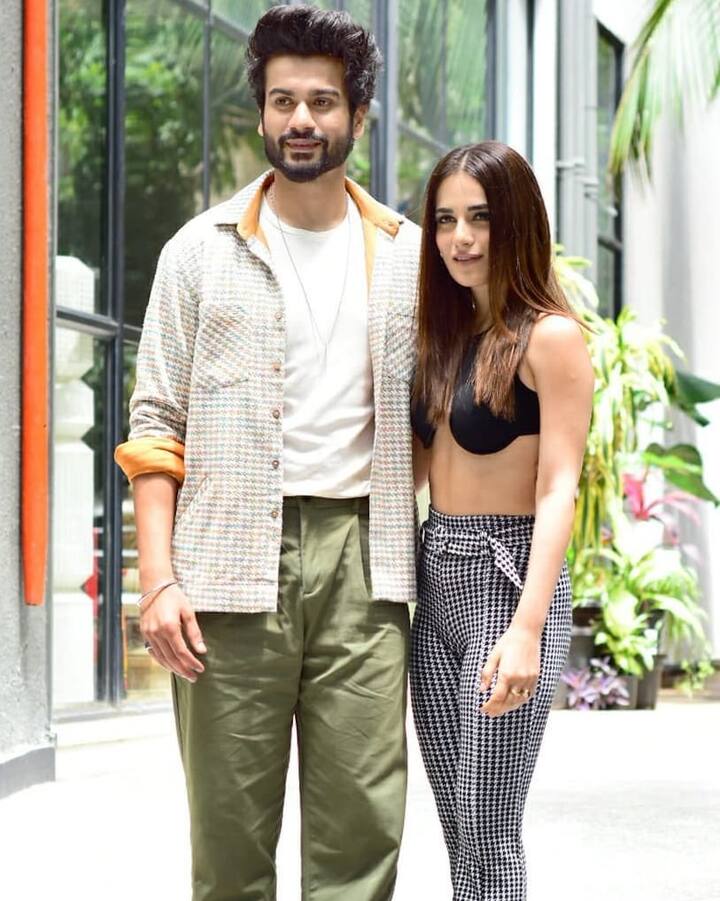 राधिका सोशल मीडिया पर काफी एक्टिव रहती हैं और समय समय पर फैंस के साथ फोटोज और वीडियोज शेयर करती रहती हैं. राधिका अपने लुक्स को लेकर भी अक्सर सुर्ख़ियों में रहती हैं. लेकिन इस तस्वीर में उनका टॉप काफी रिवीलिंग है. एक्ट्रेस को पापाराजी ने सनी कुशाल (Sunny Kushal) के साथ स्पॉट किया और उनकी तस्वीरें खींचीं. इस पोस्ट पर कई यूजर्स ने अपनी प्रतिक्रिया दी है.