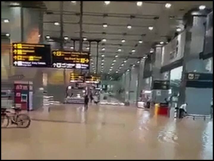 हवाईअड्डे के पास एयरोसिटी इलाके में भी सुबह जलभराव देखा गया और लोगों को जलमग्न सड़कों से अपनी कारों को निकालने की कोशिश करते हुए देखा गया. इस इलाके में कई लग्जरी होटल स्थित है. (तस्वीर: पीटीआई)