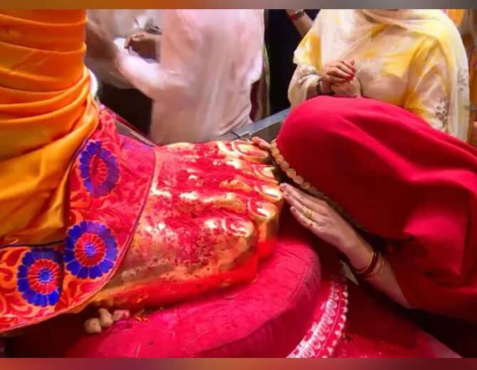 भगवान गणेश के पैरो में माथा टेके ऐश्वर्या के इस अंदाज के फैंस खूब कायल हुए थे. ऐश्वर्या हर साल पंडाल में गणेश जी के दर्शन करने पहुंचती हैं.