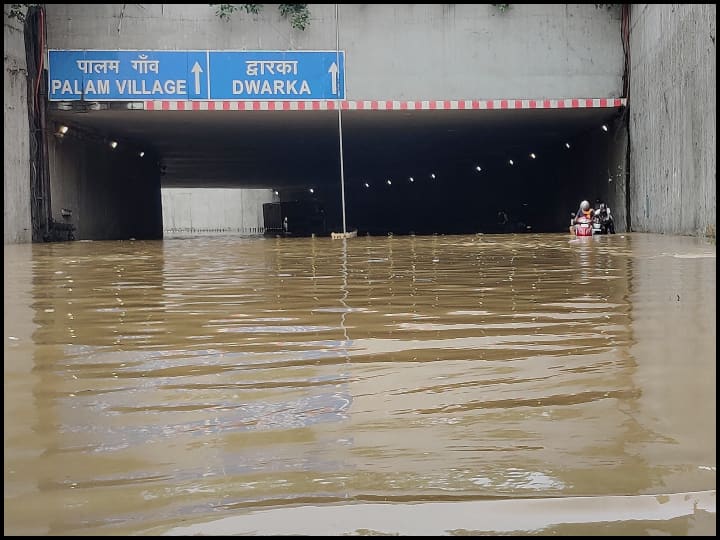 Delhi Rains Bus stuck in underpass due to waterlogging in Delhi, 40 passengers rescued Delhi Heavy Rains: दिल्ली में जलभराव के कारण अंडरपास में फंसी बस, 40 यात्रियों को बचाया गया